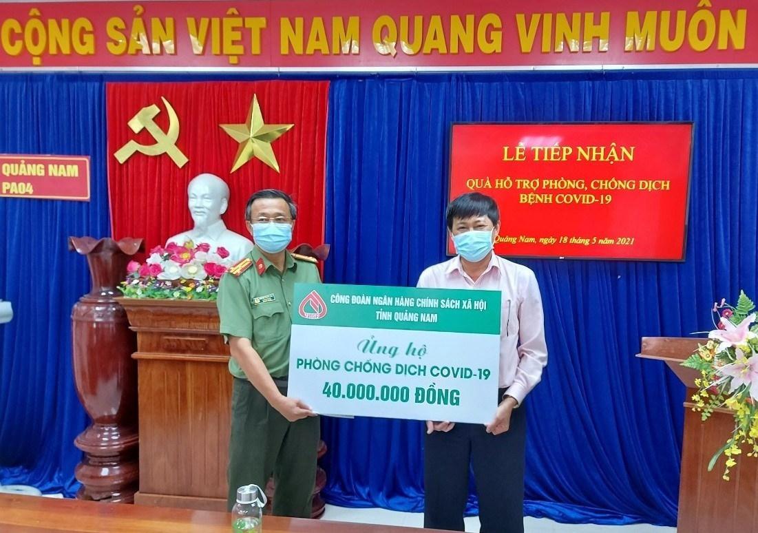 Ngân hàng CSXH chi nhánh Quảng Nam tặng 40 triệu đồng, động viên lực lượng công an tuyến đầu phòng chống dịch bệnh Covid-19. Ảnh: Q.Việt