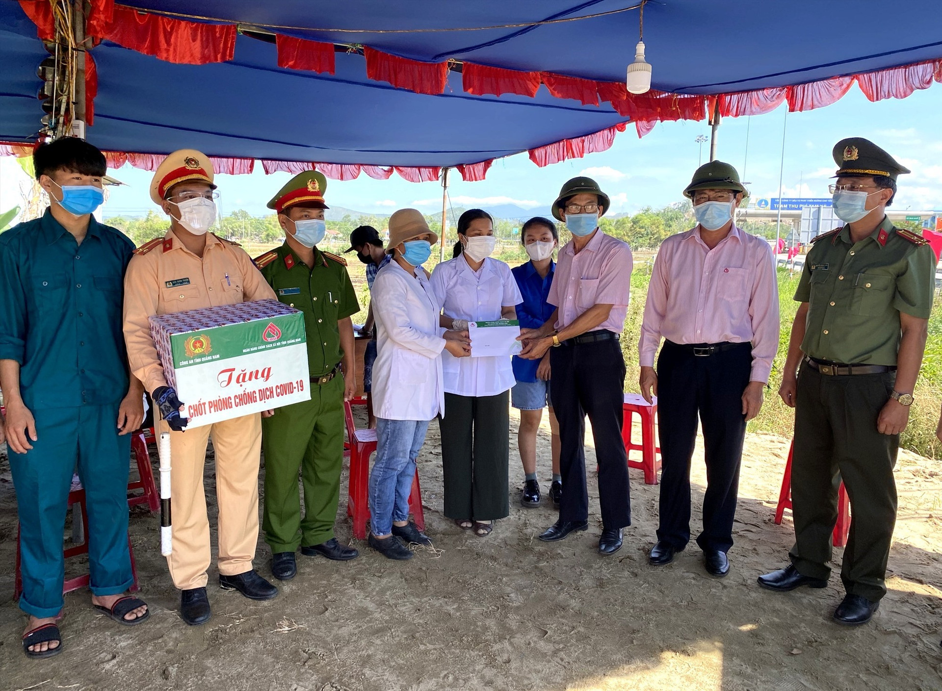 Lãnh đạo Ngân hàng CSXH chi nhánh Quảng Nam và Công an tỉnh thăm hỏi, tặng quà lực lượng công an tuyến đầu phòng chống dịch bệnh Covid-19. Ảnh: Q.Việt