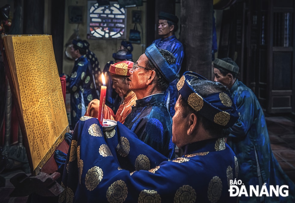 lễ tế thần vào đêm trước và tổ chức lễ cầu an cho vong linh các chiến sĩ đội Hoàng Sa.