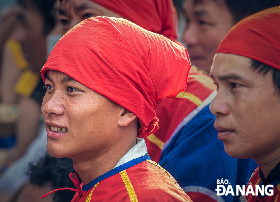 Người trẻ ở Lý Sơn tham gia lễ hội tưởng nhớ thế hệ trước. Ảnh: H.V.T