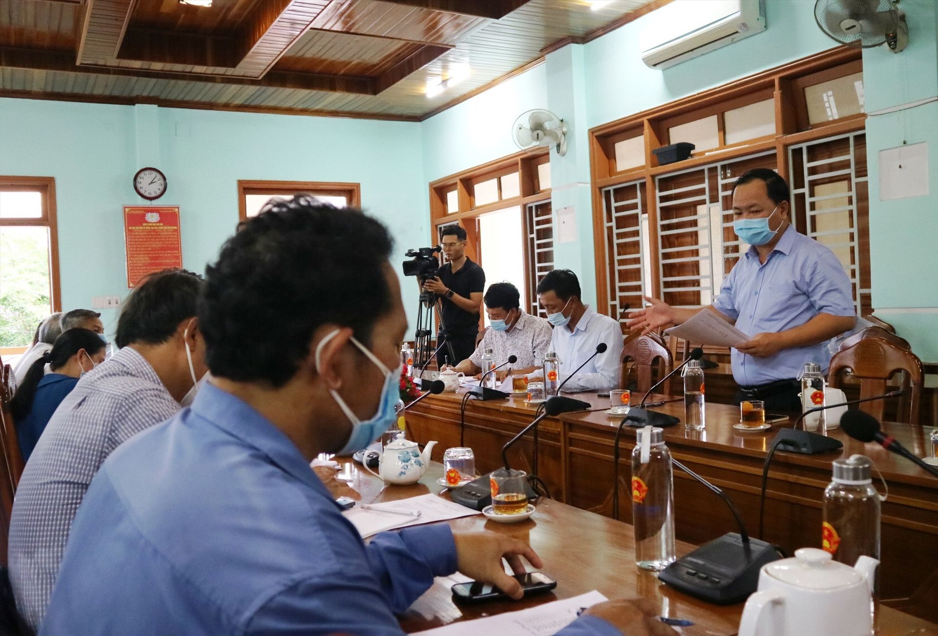 Đồng chí Nguyễn Hồng Quang phát biểu chỉ đạo nhiều nội dung quan trọng tại buổi làm việc với lãnh đạo huyện Đông Giang vào chiều nay 18.5. Ảnh: A.N