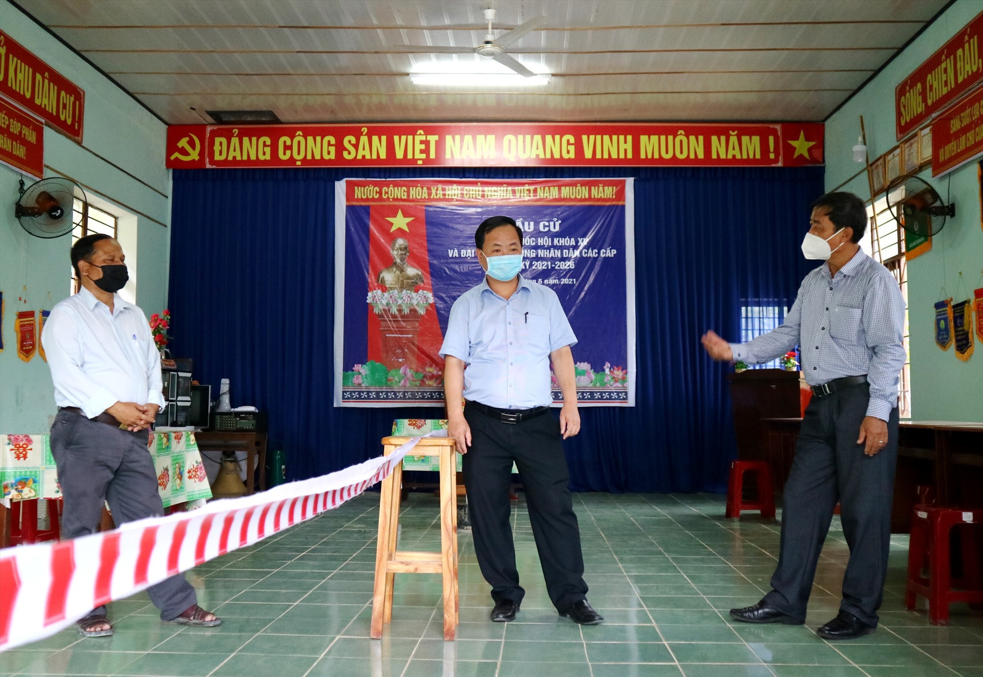 Phó Chủ tịch UBND tỉnh Nguyễn Hồng Quang kiểm tra thực tế một điểm bầu cử được địa phương chuẩn bị tại thị trấn P'rao. Ảnh: A.N