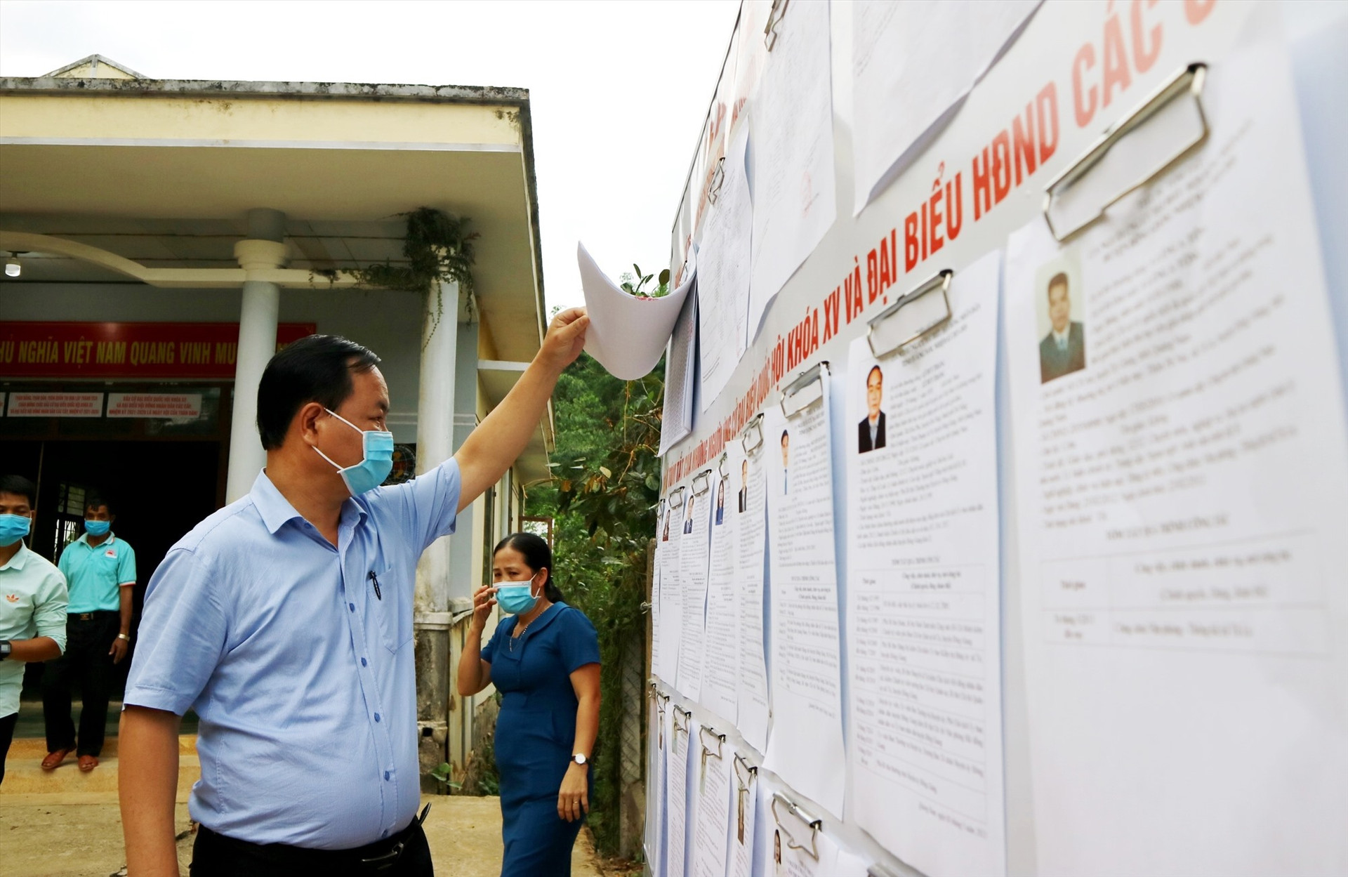 Đồng chí Nguyễn Hồng Quang kiểm tra danh sách cử tri, danh sách người ứng cử được niêm yết tại một đơn vị bầu cử huyện Đông Giang. Ảnh: A.N