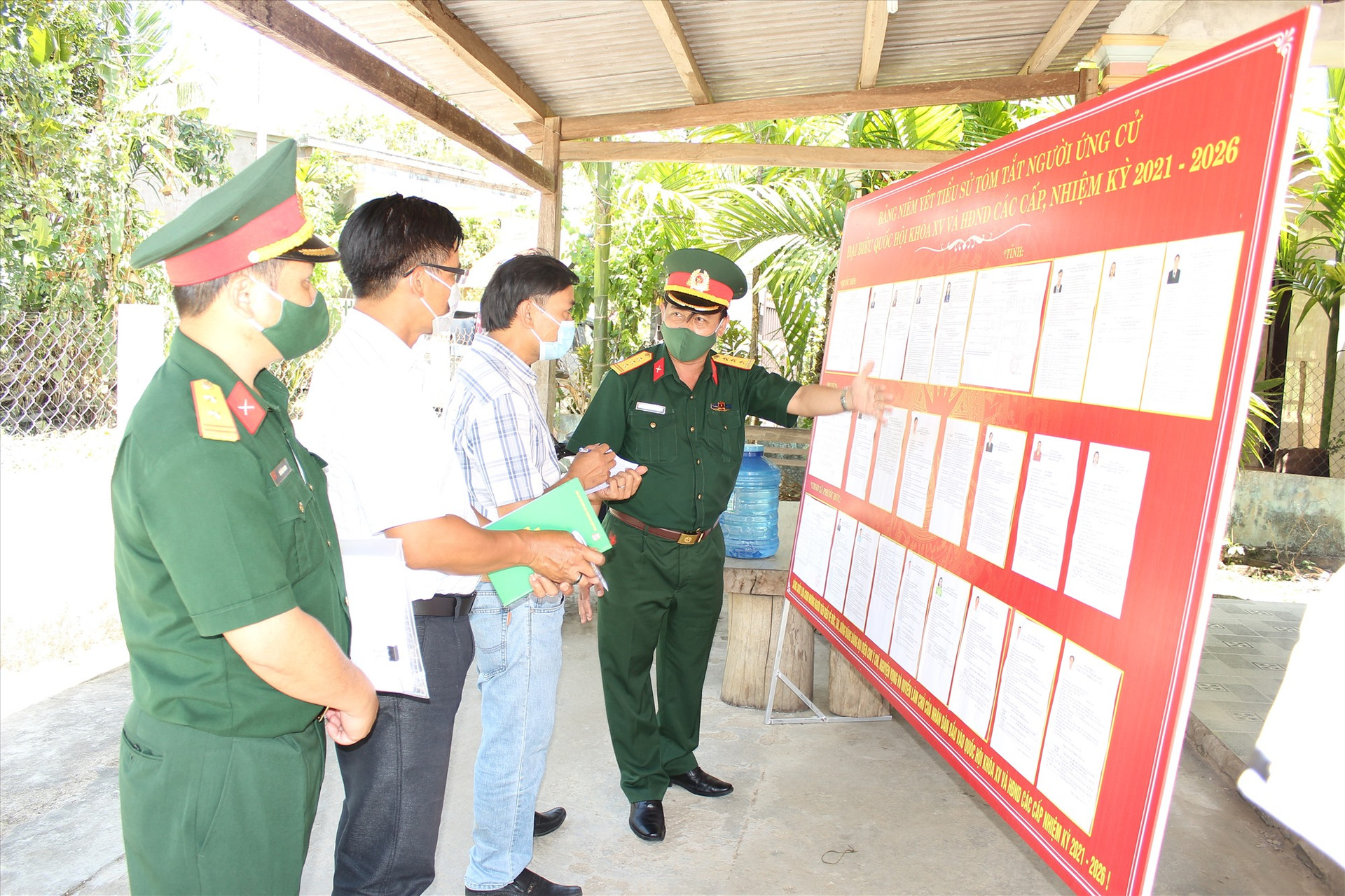 Thượng tá Lê Trung Thành kiểm tra công tác chuẩn bị bầu cử tại huyện Phước Sơn.