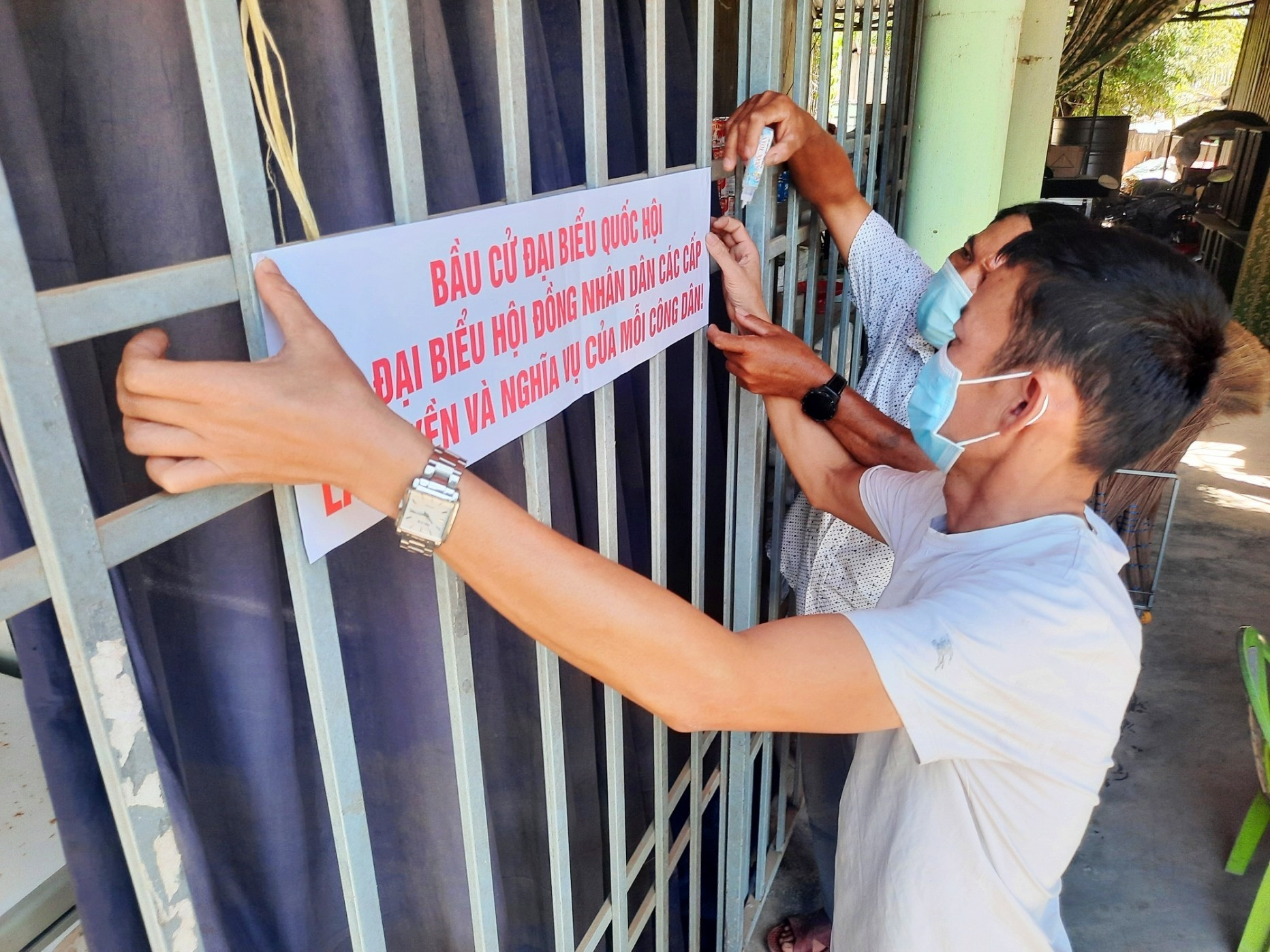 Dán áp phích tuyên truyền bầu cử tại các khu vực có nhiều người đến là cách làm hay của thôn Đại Đồng. Ảnh: Đ.C