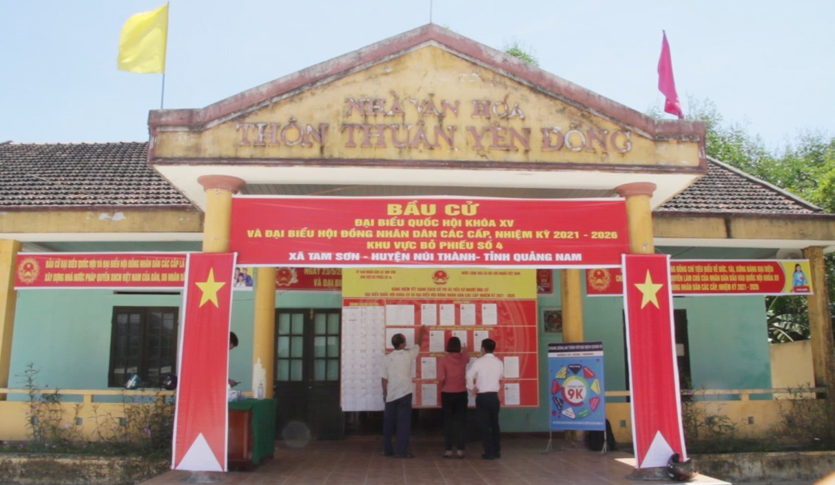 Một điểm bỏ phiếu được trang trí bắt mắt tại xã miền núi Tam Sơn. Ảnh: Q.H