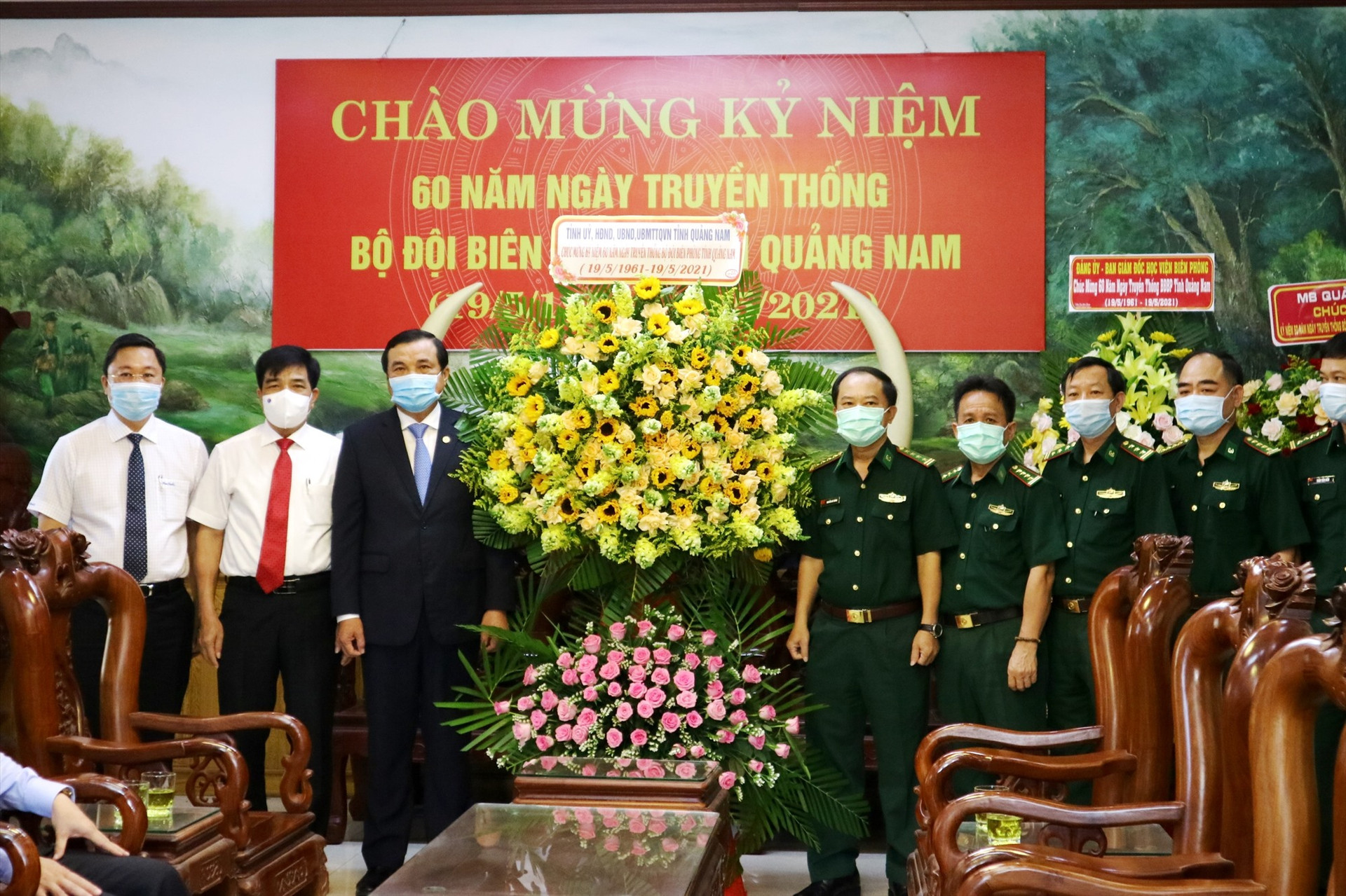Thường trực Tỉnh ủy tặng lẵng hoa chúc mừng 60 năm truyền thống BĐBP Quảng Nam. Ảnh: A.N