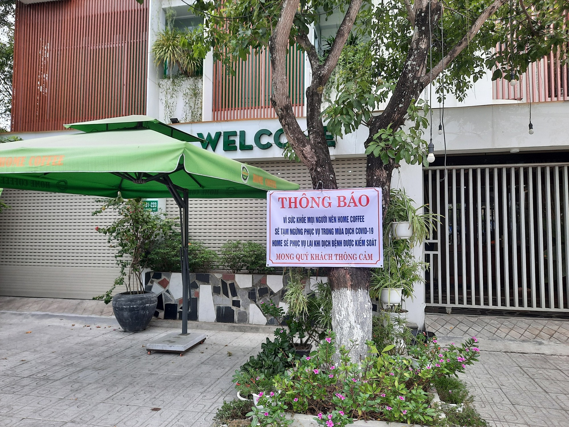 Một quán cafe trên đường Lý Thường Kiệt chủ động ngưng hoạt động để phòng chống dịch. Ảnh: Q.H