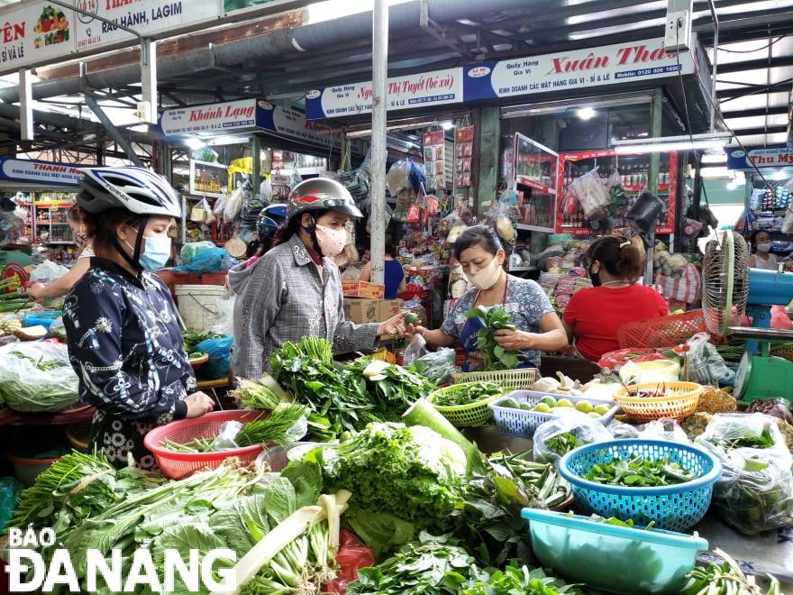 Người dân mua sắm tại chợ Đống Đa. Ảnh: QUỲNH TRANG.