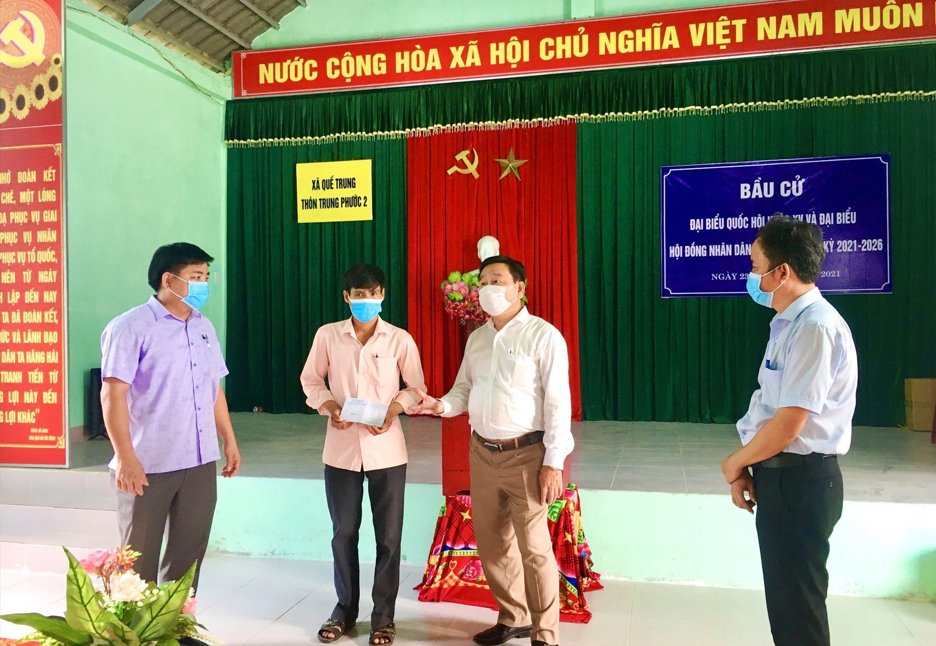 Phó Chủ tịch HĐND tỉnh Nguyễn Công Thanh trao đổi với tổ bầu cử về nhiệm vụ trọng tâm trong thời gian đến. Ảnh: LÊ LAM