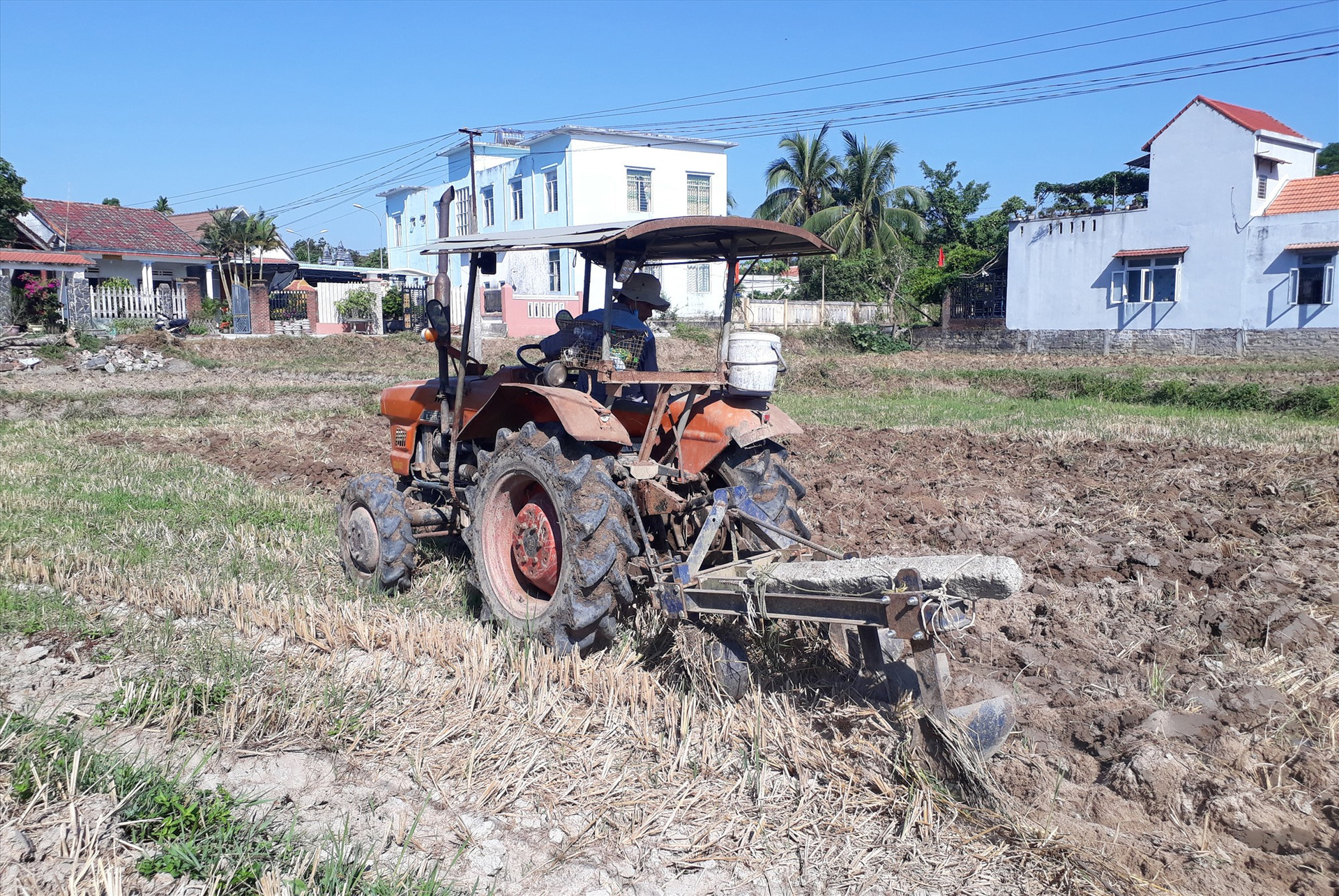 Nông dân nhiều nơi khẩn trương làm đất để triển khai đổ ải gieo sạ vụ hè thu 2021. Ảnh: VĂN SỰ