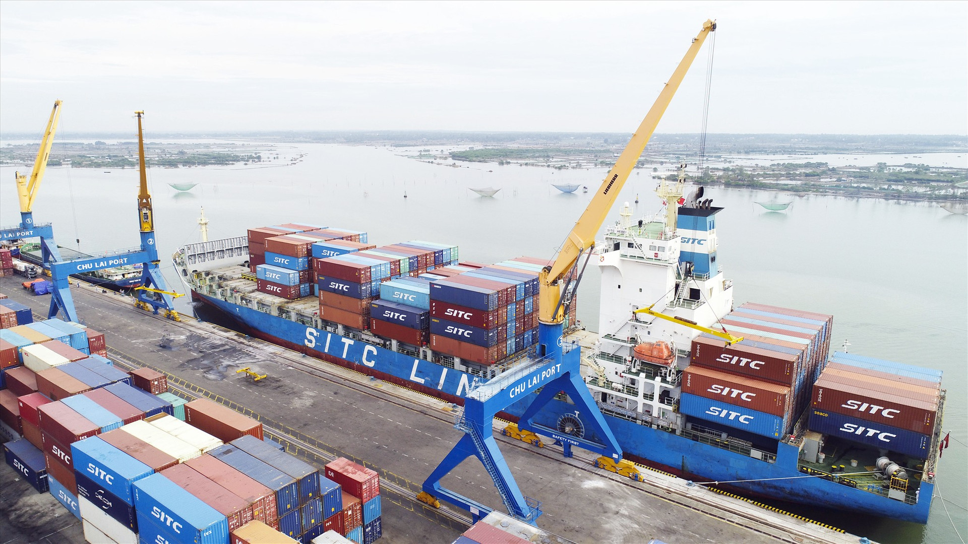 Năng lực logistics của cảng Chu Lai - Trường Hải ngày càng phát triển, kỳ vọng trở thành một trung tâm giao nhận vận chuyển quốc tế tại miền Trung. Ảnh: T.D