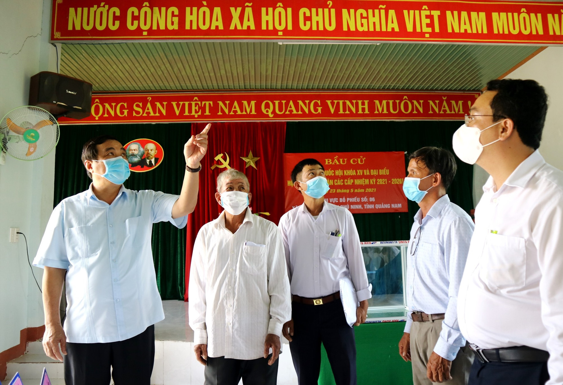 Bí thư Tỉnh ủy Phan Việt Cường lưu ý bên cạnh cần tổng dọn vệ sinh sạch sẽ, cần đảm bảo an toàn phòng chống dịch Covid-19 tại các điểm bỏ phiếu. Ảnh: A.N