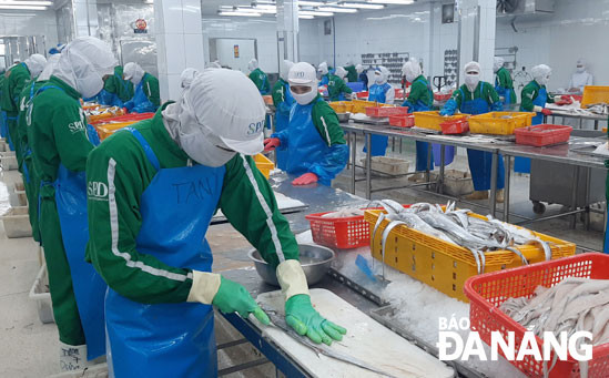 Hoạt động xuất khẩu của khối doanh nghiệp nội địa trong 4 tháng đầu năm 2021 có nhiều tín hiệu khởi sắc.  Trong ảnh: Công nhân đang sản xuất tại Công ty CP xuất khẩu miền Trung. Ảnh: KHÁNH HÒA