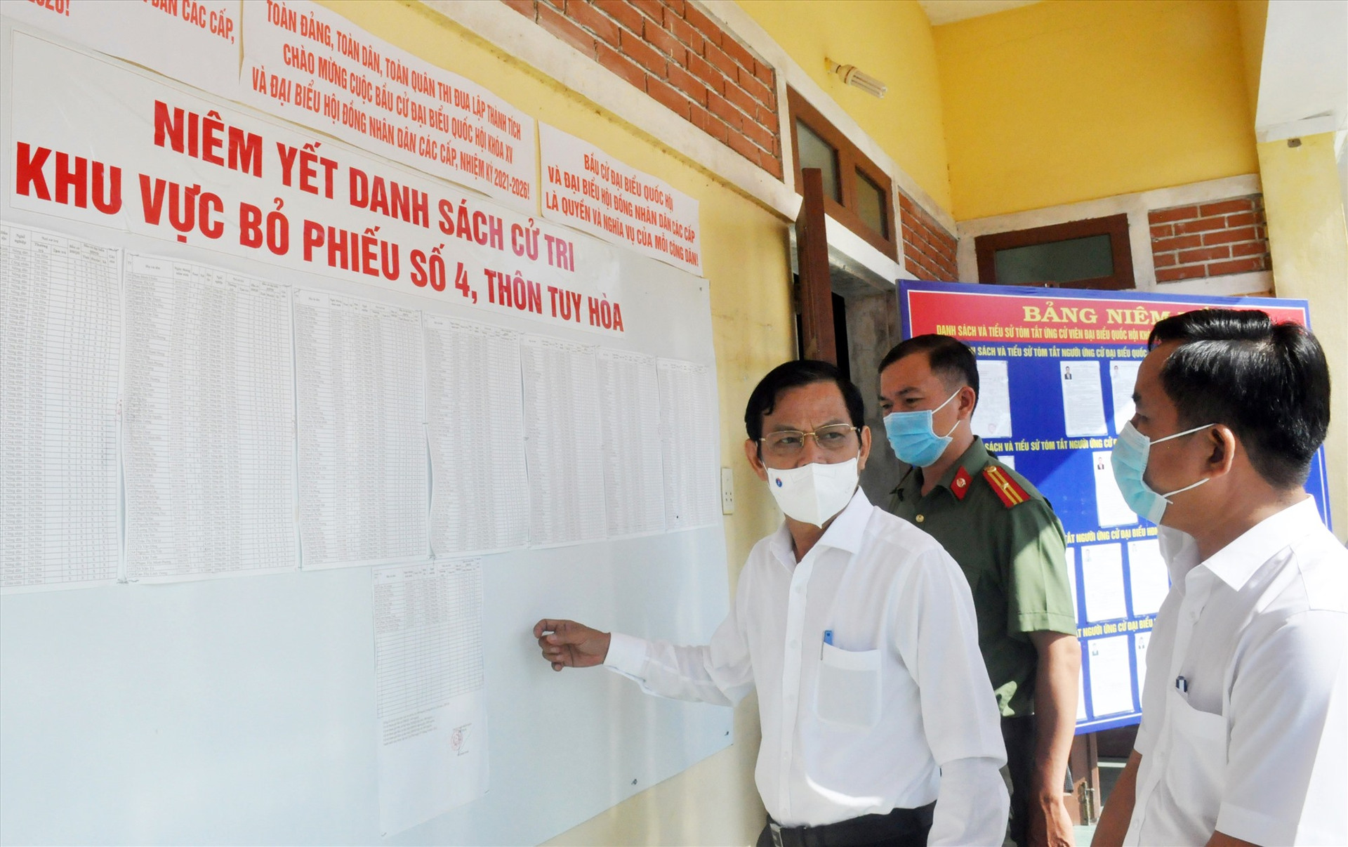 Trưởng ban Tổ chức Tỉnh ủy Nguyễn Chín - Trưởng đoàn kiểm tra số 2 của UBBC tỉnh kiểm tra thực tế tại khu vực bỏ phiếu số 4 (thôn Tuy Hòa, xã Bình Sơn, Hiệp Đức).