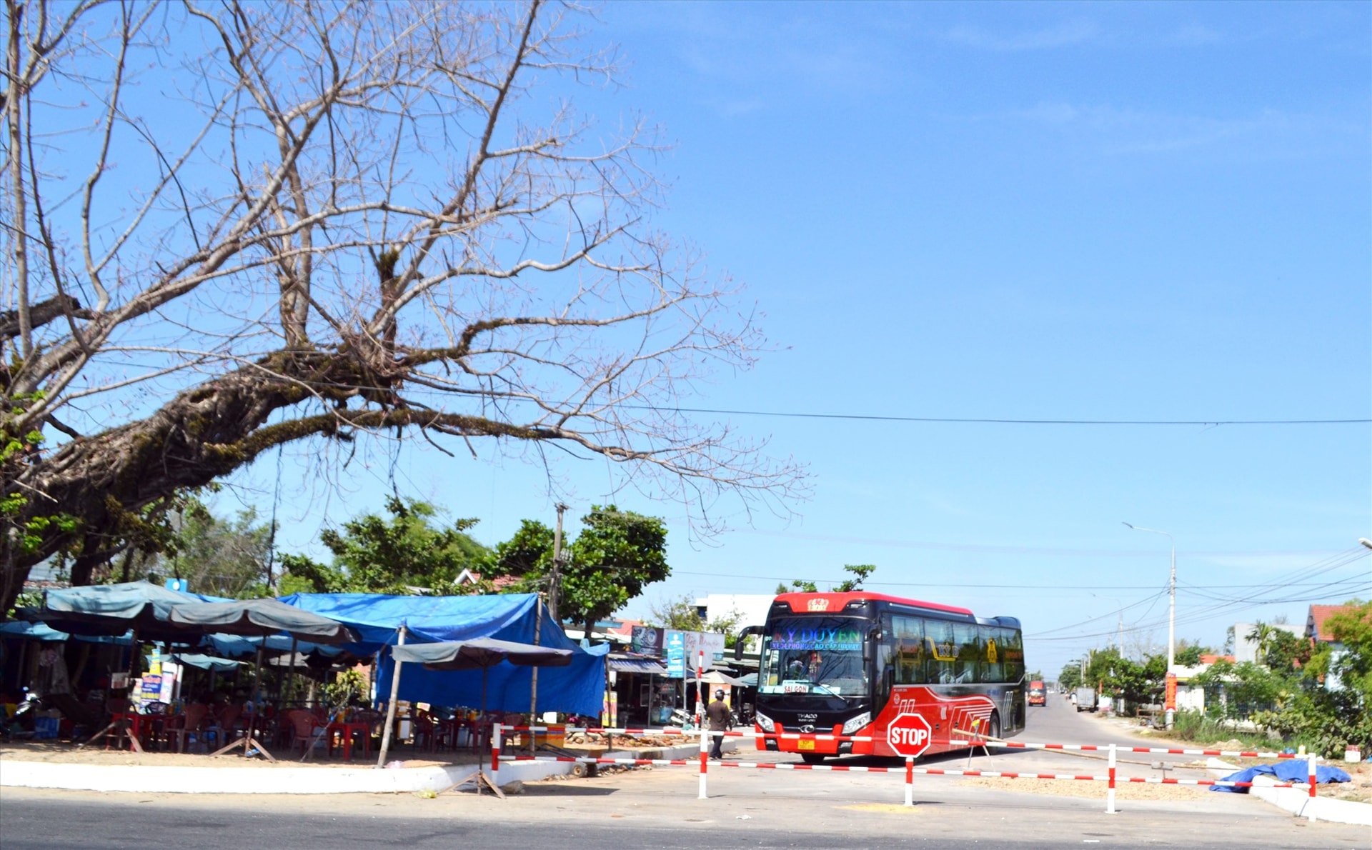 Một xe khách đậu đỗ trái phép tại ngã 3 Cây Cốc (Thăng Bình), nơi giao nhau giữa quốc lộ 1 với quốc lộ 14B. Ảnh: K.K