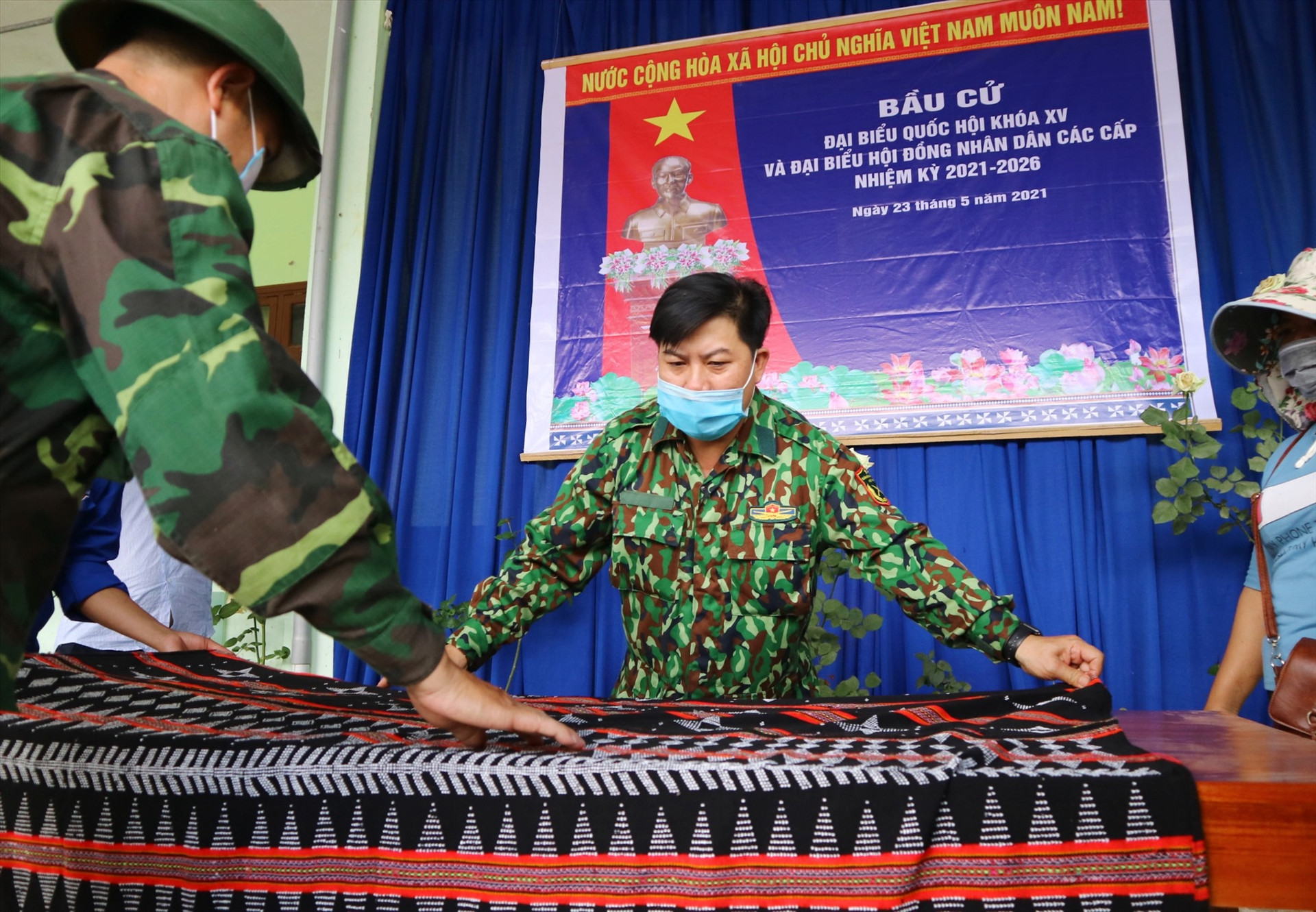Cả chính quyền và cử tri ở huyện miền núi Tây Giang cùng góp sức cho ngày hội.