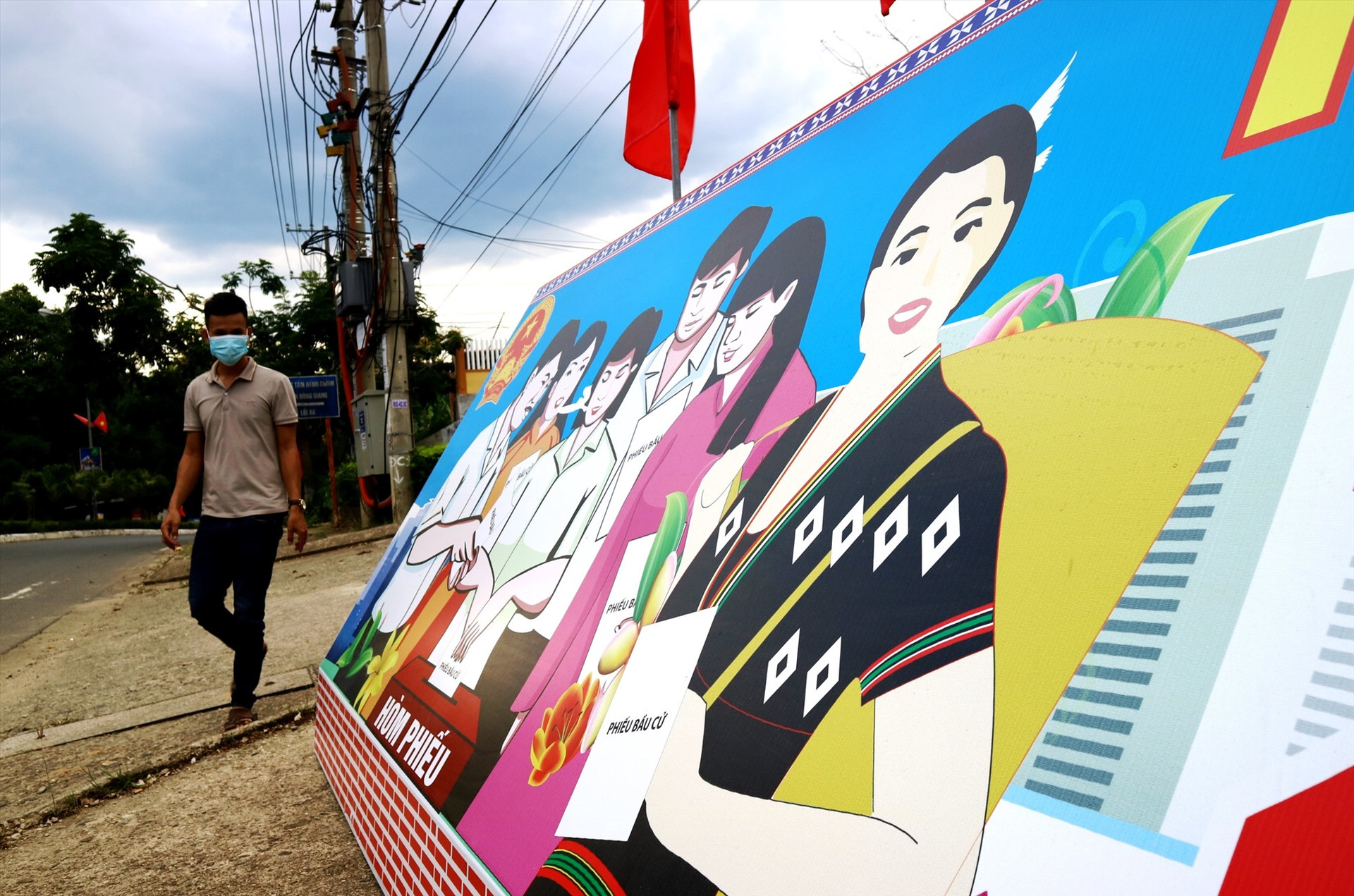 Một pa-nô tuyên truyền cỡ lớn được dựng trước UBND huyện Đông Giang, ngay tuyến đường Hồ Chí Minh.