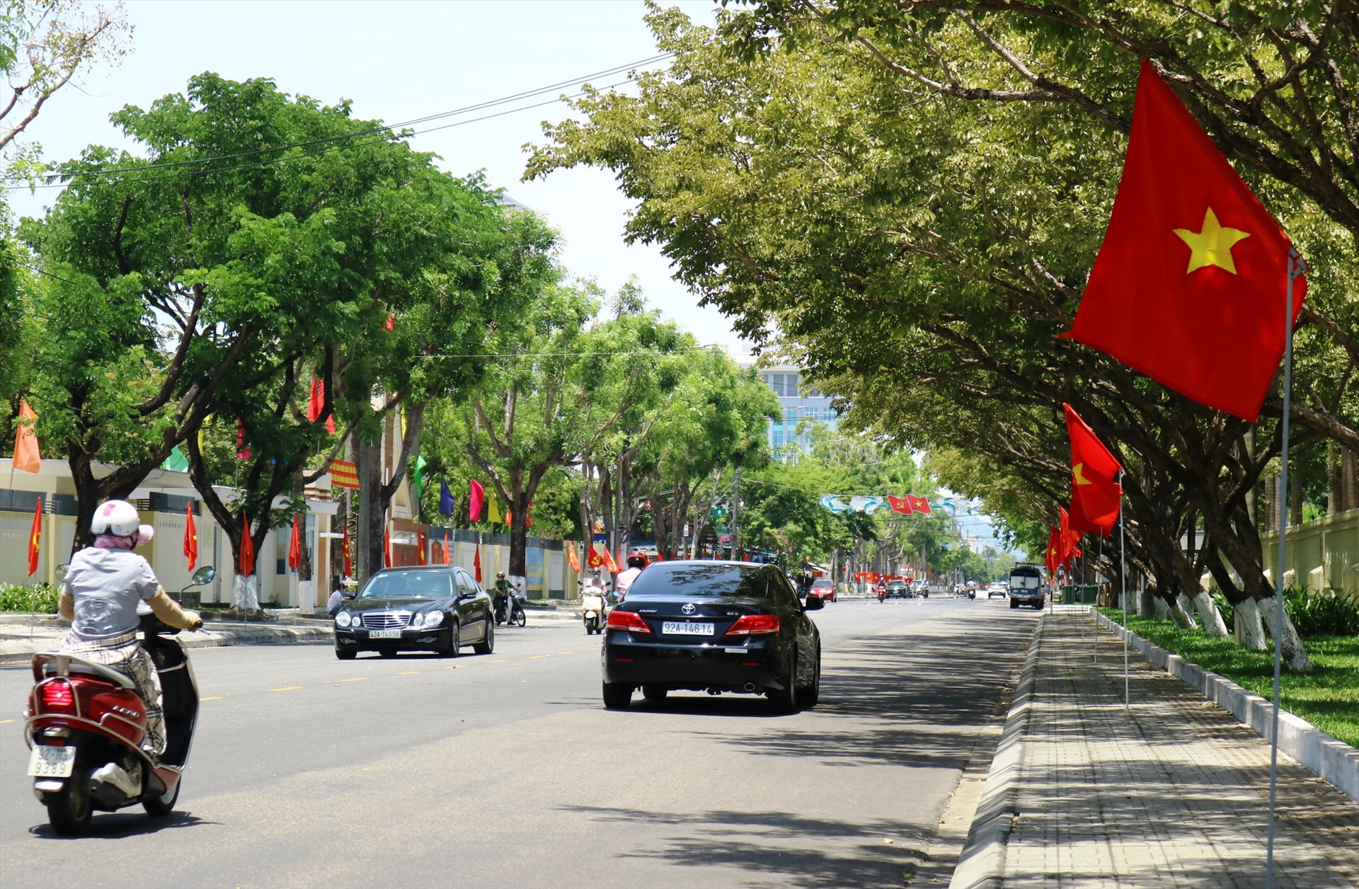 Đường phố Tam Kỳ rực rỡ cờ hoa hướng về ngày hội bầu cử.