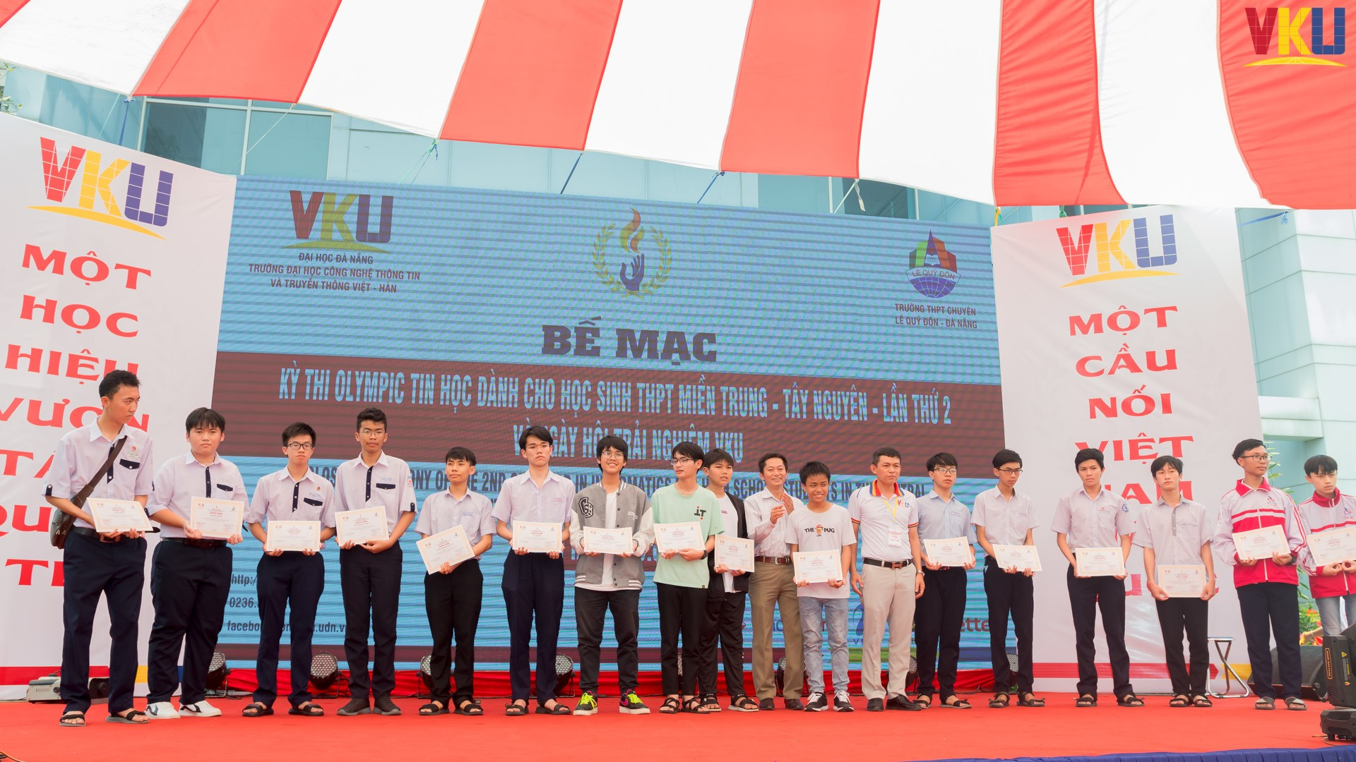 Chủ tịch Hội đồng Trường Nguyễn Thanh Bình trao giải Olympic Tin học cho học sinh THPT.