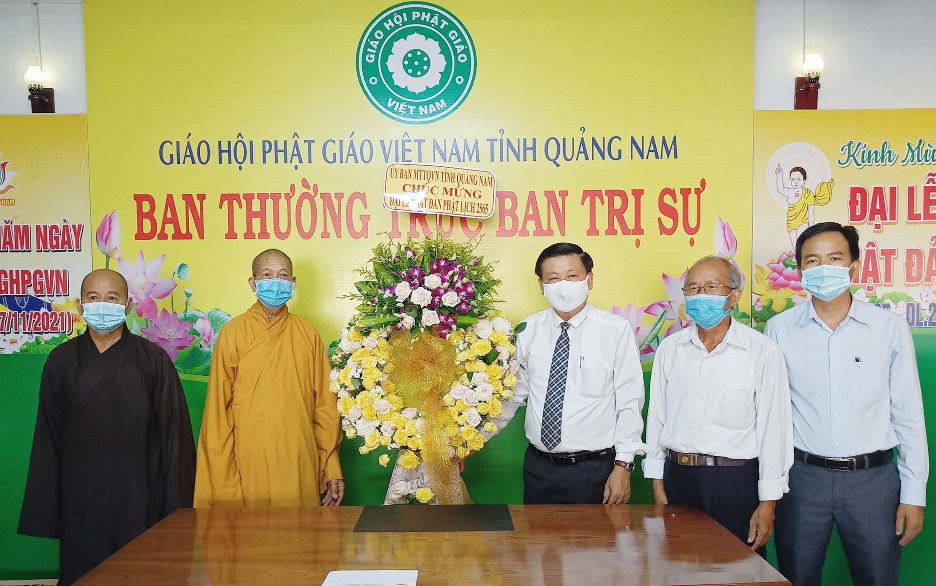 Lãnh đạo Ủy ban MTTQ Việt Nam tỉnh tặng lẵng hoa chúc mừng Đại lễ Phật đản  đến Ban Trị sự giáo hội Phật giáo tỉnh. Ảnh: Mặt trận