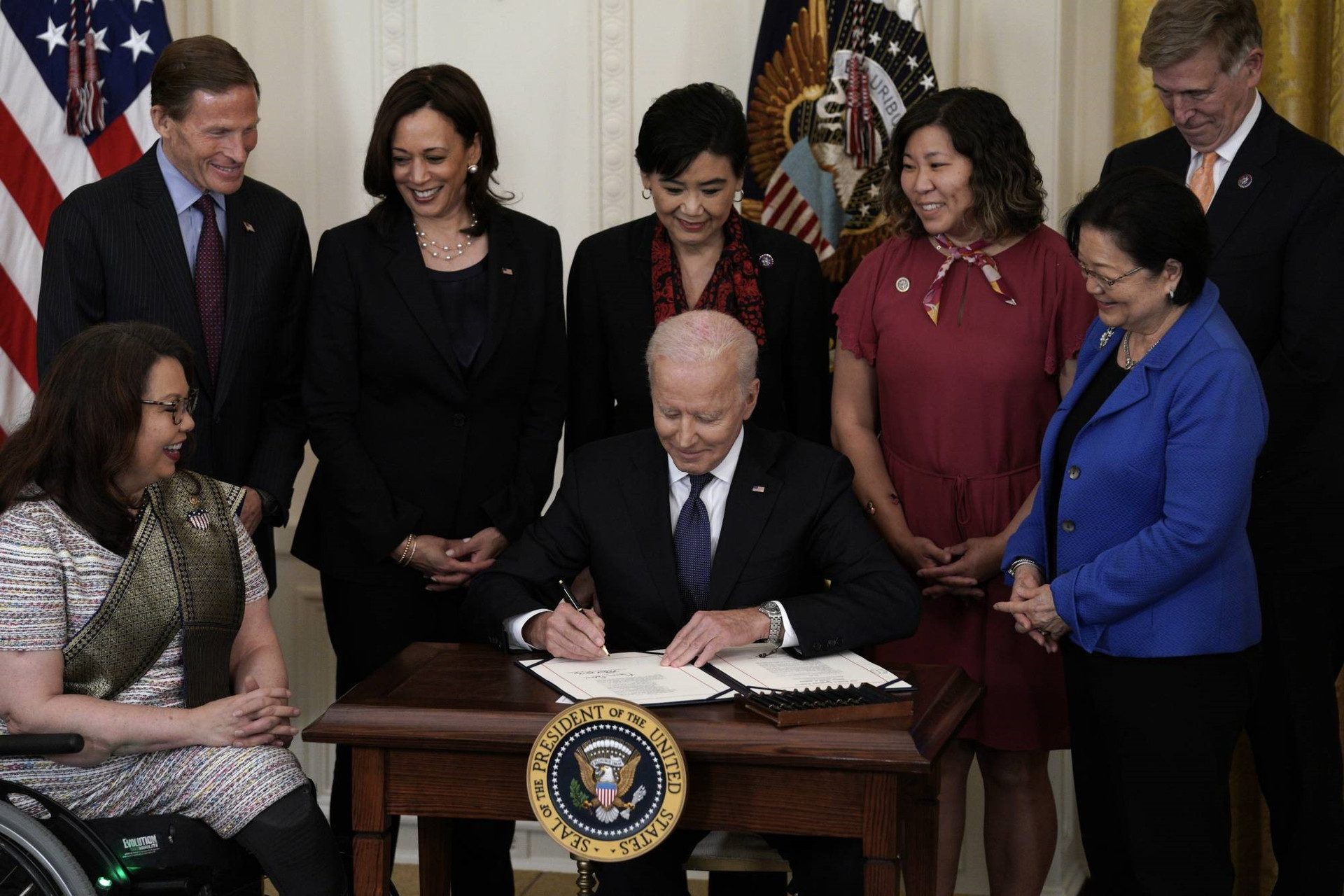 Tổng thống Mỹ Joe Biden ký đạo luật nhằm ngăn chặn tội phạm nhằm vào người Mỹ gốc Á. Ảnh: Bloomberg