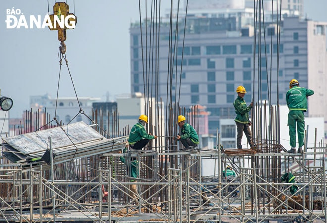 Công nhân đang thi công tại Khu Công viên phần mềm số 2 (phường Thuận Phước, quận Hải Châu).       Ảnh: KIM LIÊN
