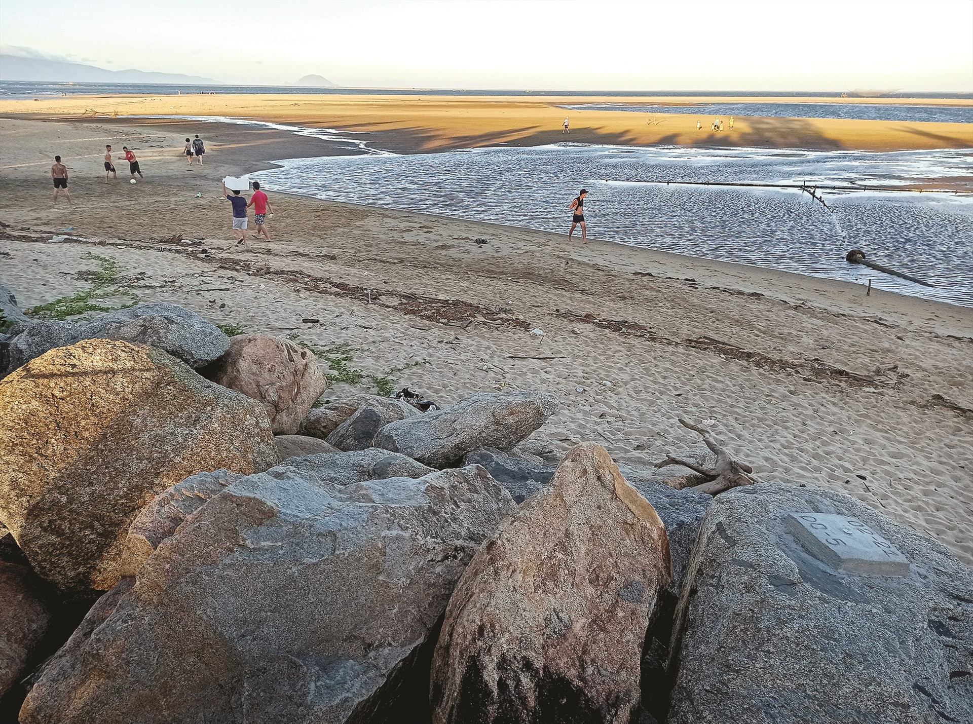 Dưới chân những bãi đá ven bờ biển để hạn chế sạt lở được đầu tư gia cố từ đầu năm, đến nay đã là những bãi bồi vươn ra biển vài trăm mét.