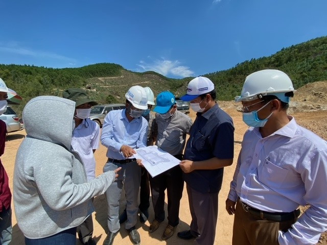 Liên danh công ty, đại diện Sở Tài nguyên môi trường và UBND huyện Đại Lộc xem bản vẽ thi công dự án. Ảnh: H.P