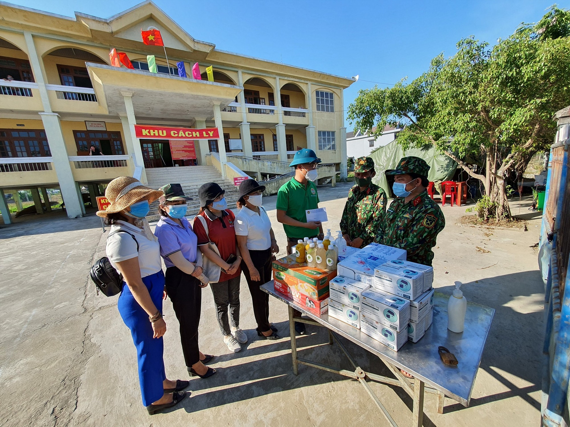 Hội Nông dân thị xã Điện Bàn đến thăm và trao tặng các nhu yếu phẩm cho lực lượng phòng chống dịch tại khu cách ly thuộc xã Điện Phước. Ảnh: N.D
