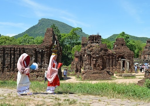 Besides, Quang Nam owns the Cu Lao Cham World Biosphere Reserve. On the islands, visitors can enjoy themselves on the long sand beaches with reefs. They also take a diving tour to contemplate corals there.