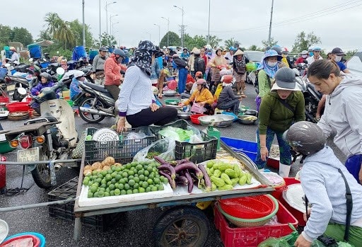 It is said that Quang Nam people are quite eloquent, hence the saying “Quảng Nam hay cãi” (Quang Nam people usually get into arguments). It refers to their nature of liking to argue and being good at eloquence.