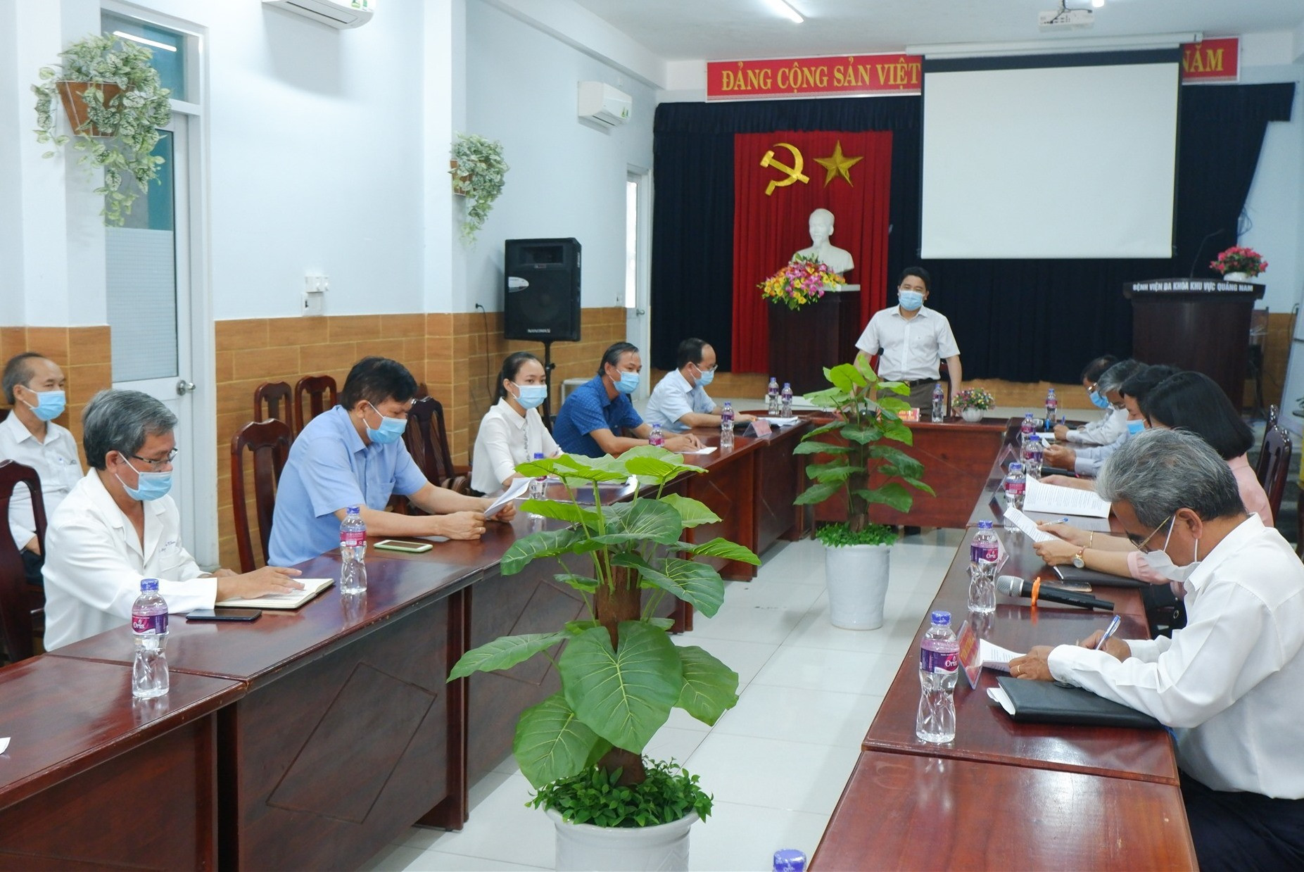 Phó Chủ tịch UBND tỉnh Trần Văn Tân chủ trì buổi làm việc cùng BV Đa khoa Khu vực Quảng Nam. Ảnh: X.H