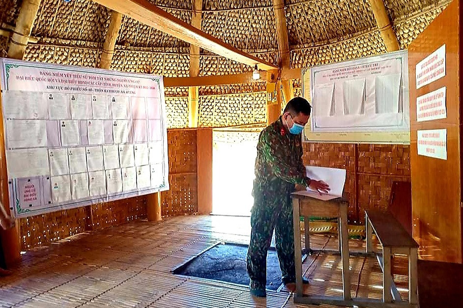 Một cán bộ quân đội giúp việc tại điểm bầu cử. Tài liệu địa phương miền núi toàn bộ giáo viên sinh viên và các lực lượng được huy động cùng tham gia vào công tác bầu cử. Ảnh: BRIU NA