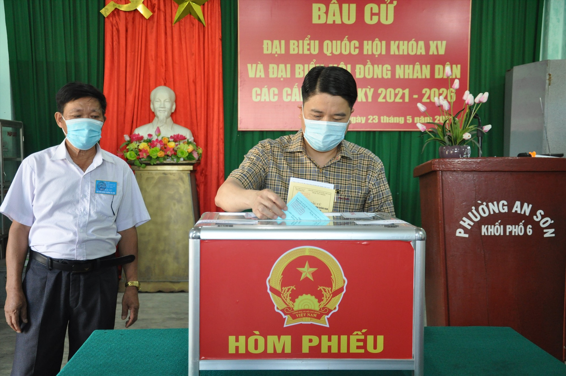Phó Chủ tịch UBND tỉnh Trần Văn Tân bỏ phiếu bầu cử thực hiện quyền công dân.