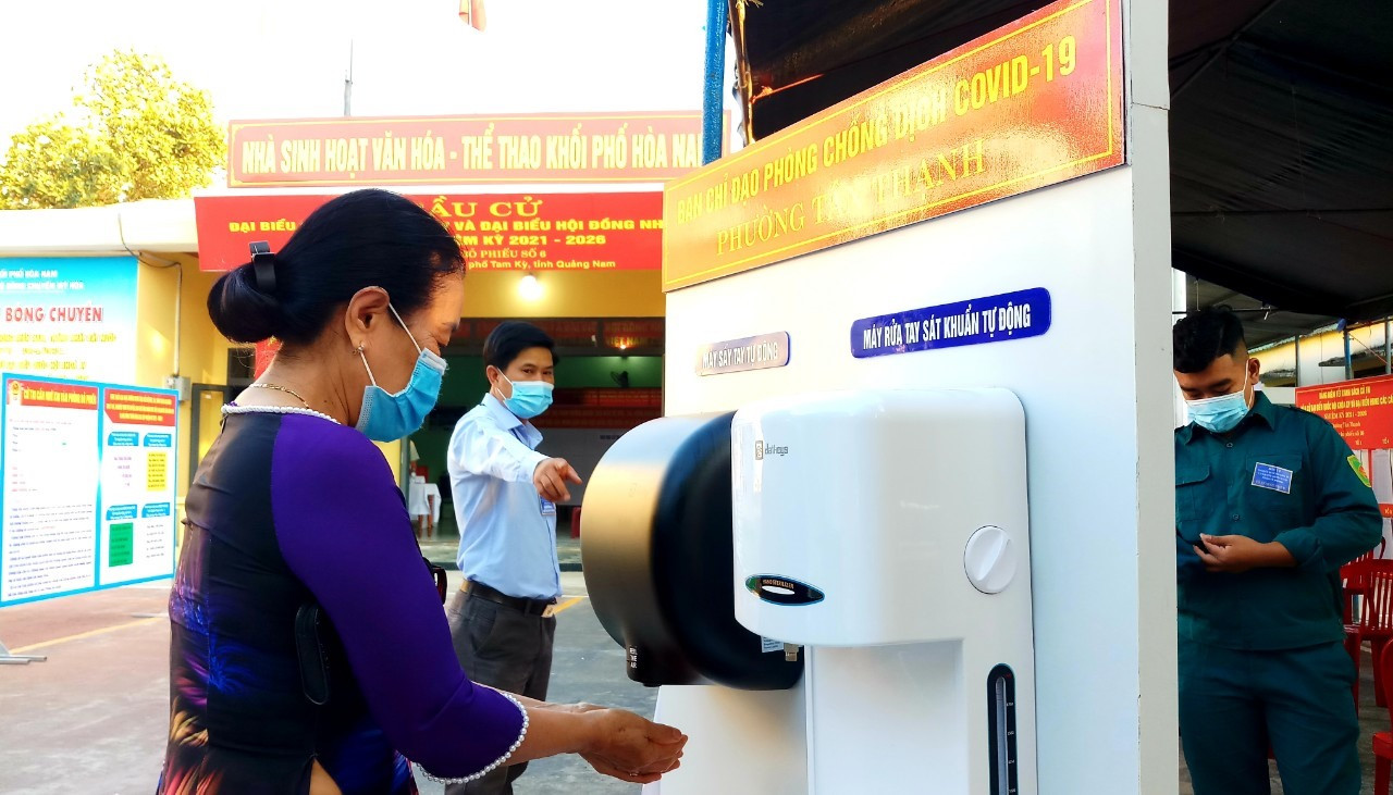 Khu vực bỏ phiếu số 6 (khối phố Hòa Nam, phường Tân Thạnh) bố trí máy sát khuẩn tự động phục vụ cử tri phòng chống dịch.