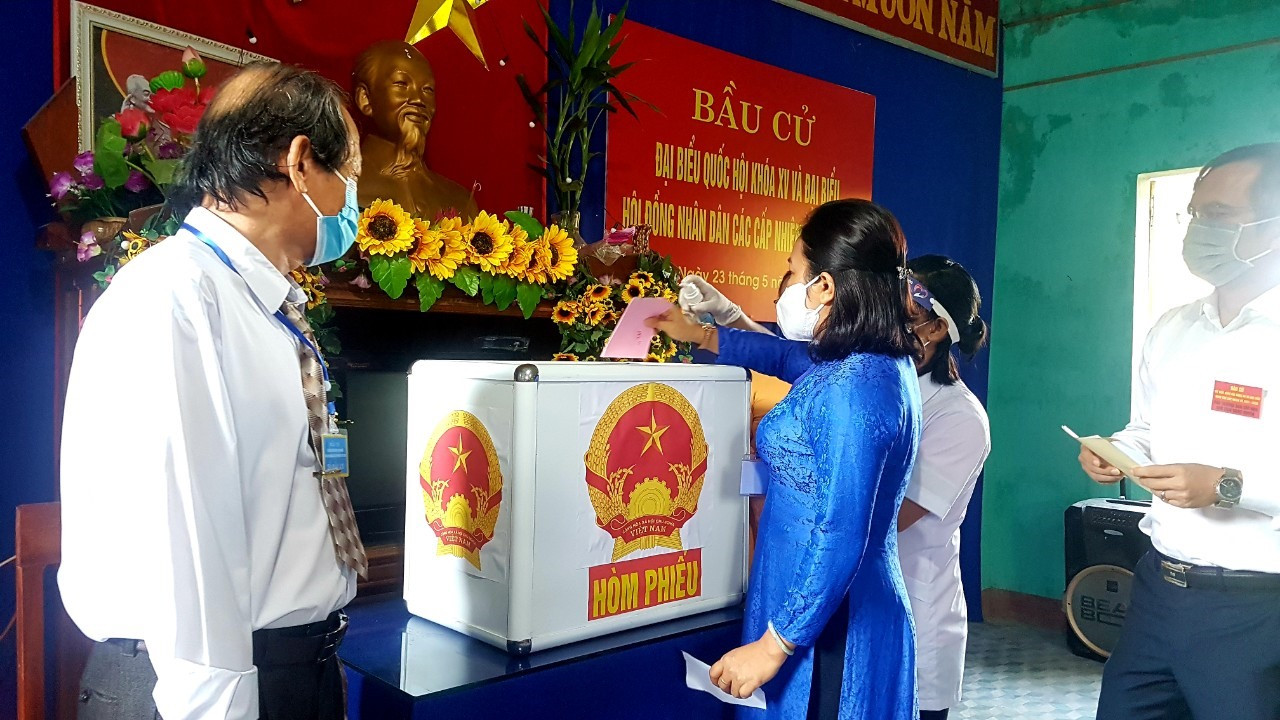 Bà Huỳnh Thị Thùy Dung - Trưởng Ban Dân vận Tỉnh ủy thực hiện quyền bầu cử tại nơi cư trú.