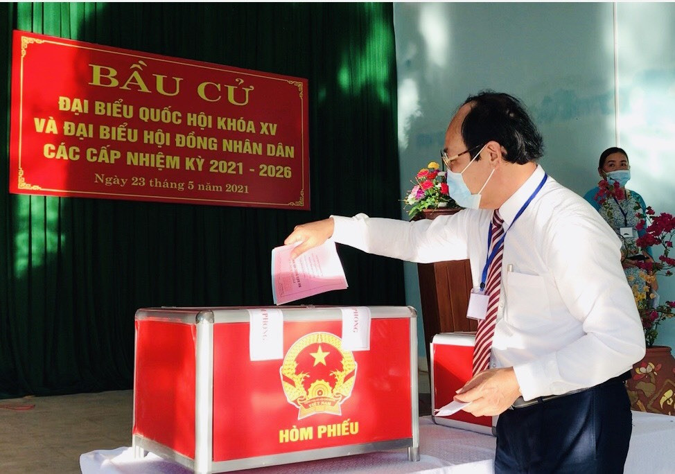 Chủ tịch Ủy bạn MTTQ Việt Nam tỉnh Võ Xuân Ca bỏ phiếu thực hiện quyền công dân tại khu vực bỏ phiếu số 5.