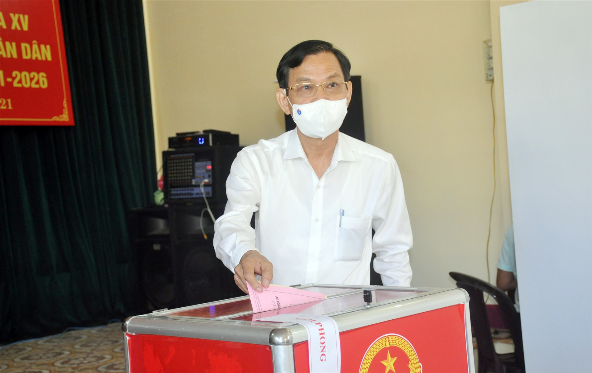 Đồng chí Nguyễn Chín - đại diện lãnh đạo tỉnh bỏ lá phiếu đầu tiên.