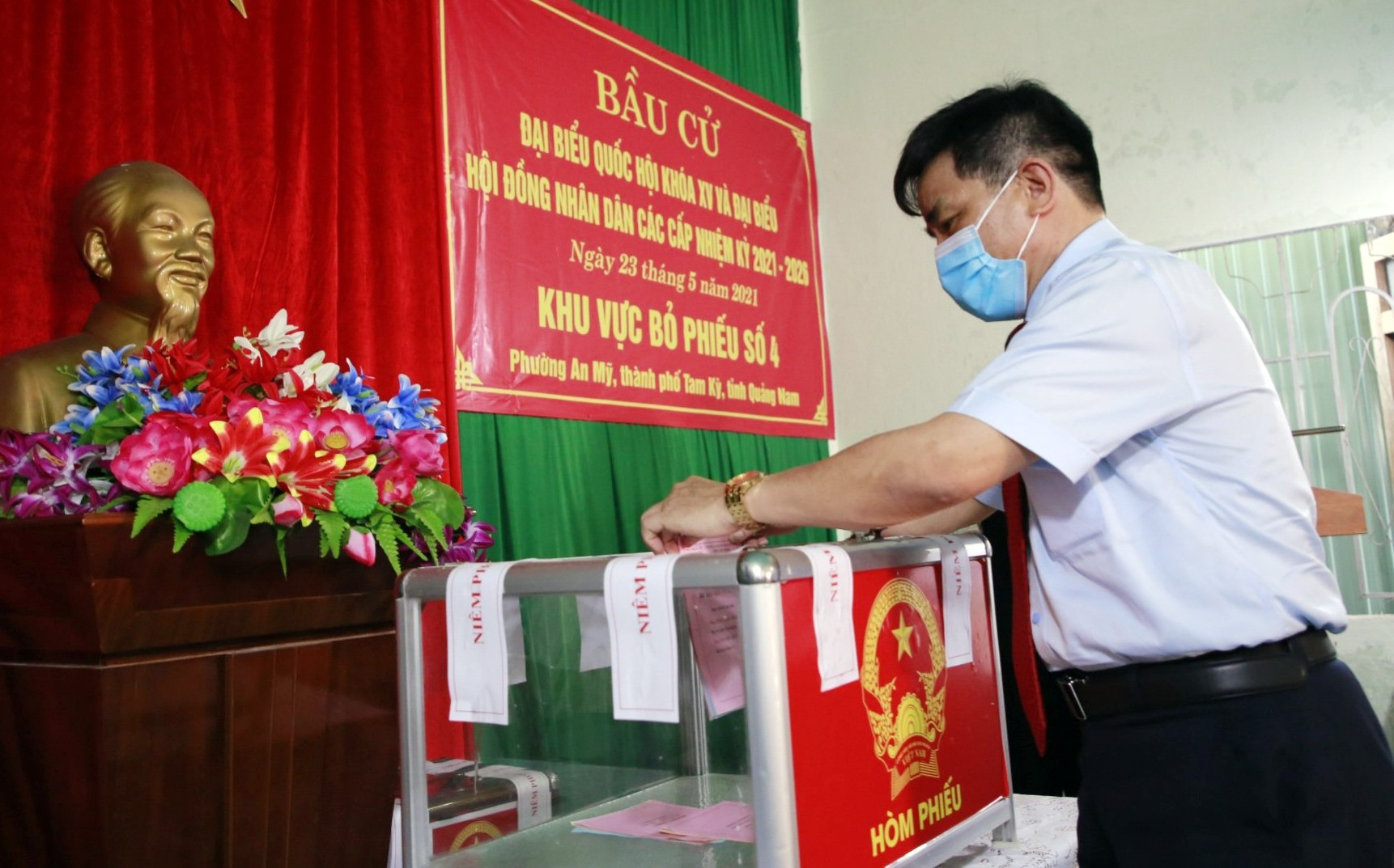 Phó Bí thư Thường trực Tỉnh ủy Lê Văn Dũng bỏ phiếu tại khu vực bỏ phiếu số 4.