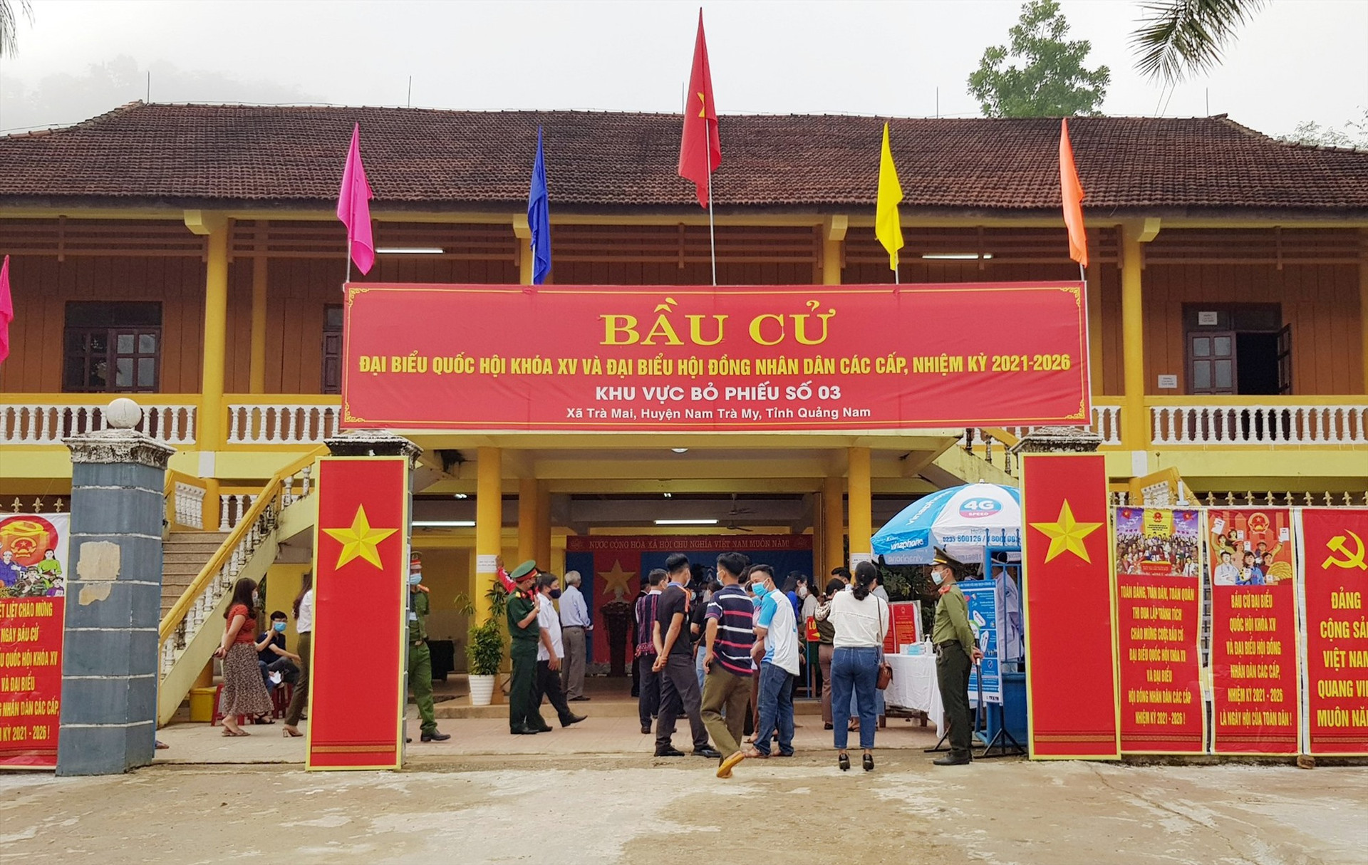Cử tri đi bầu cử tại khu vực bỏ phiếu số 3 (xã Trà Mai).