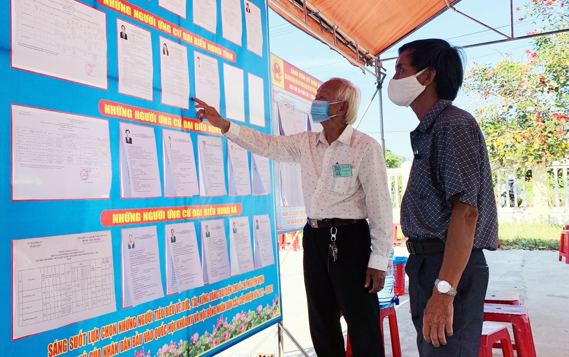 Cử tri huyện Duy Xuyên xem lại các thông tin về ứng cử viên trước khi bầu cử.