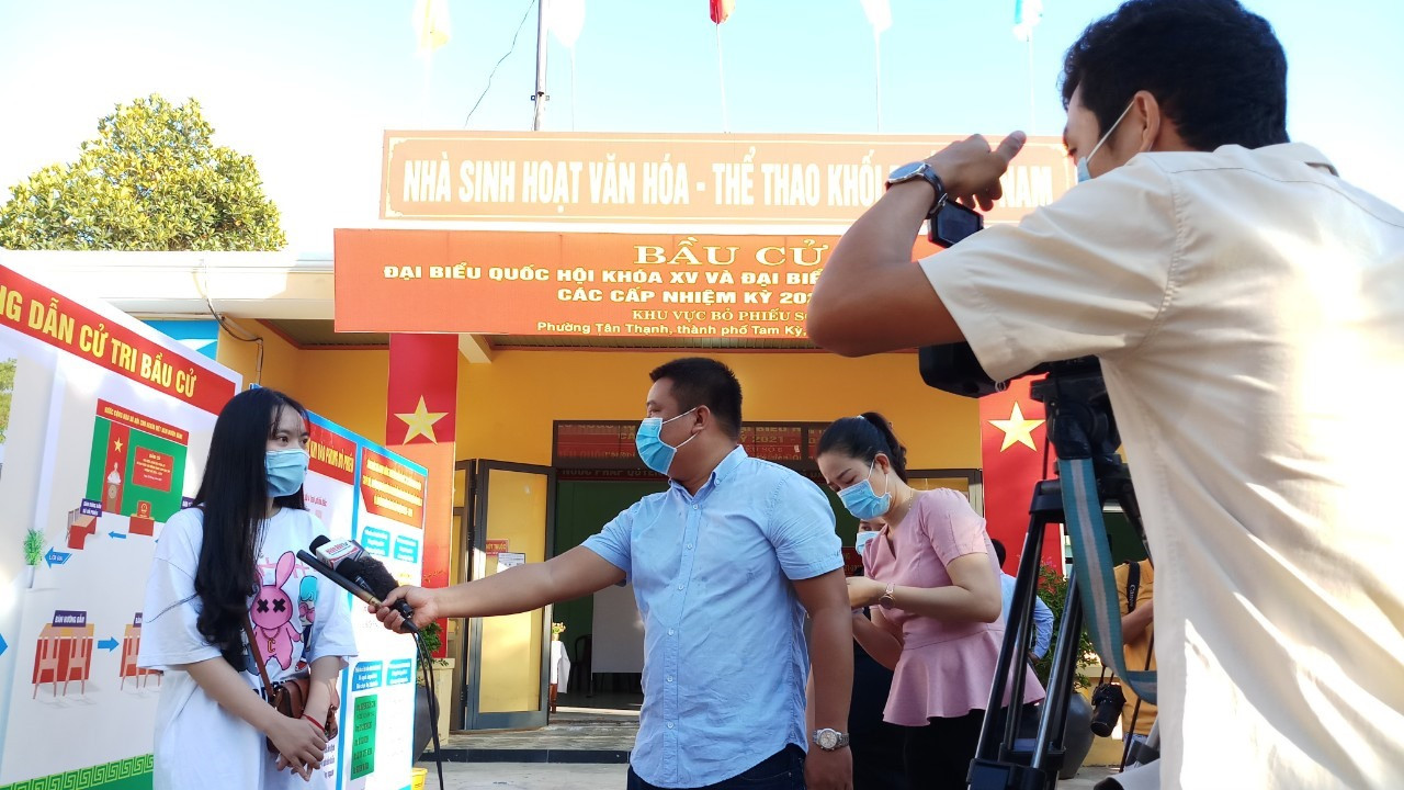 Phóng viên các cơ quan báo chí đang tác nghiệp tại tại khu vực bầu cử số 6, khối phố Hòa Nam.