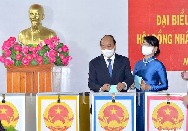 Chủ tịch nước Nguyễn Xuân Phúc bỏ phiếu thực hiện quyền công dân. Ảnh: tuoitre.vn