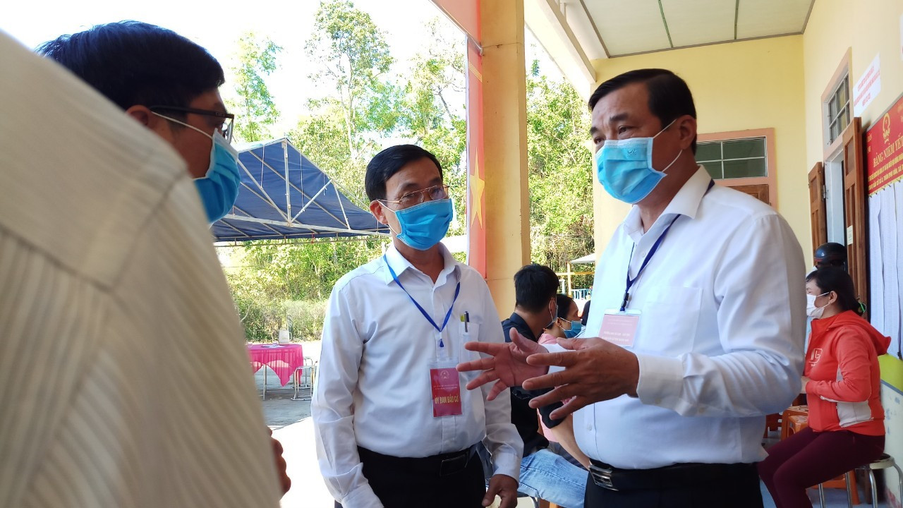 Bí thư Tỉnh ủy Phan Việt Cường trao đổi với đại diện Tổ bầu cử số 3 xã Tam Thành.
