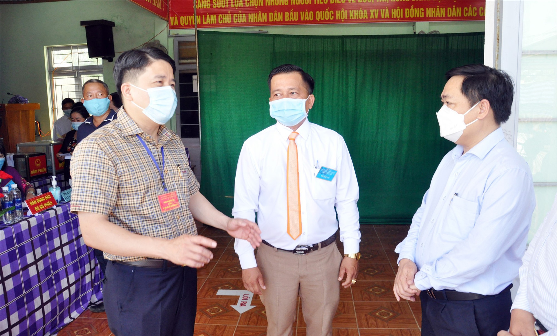Phó Chủ tịch UBND tỉnh Trần Văn Tân trao đổi về công tác chuẩn bị bầu cử trên địa bàn Tam Kỳ