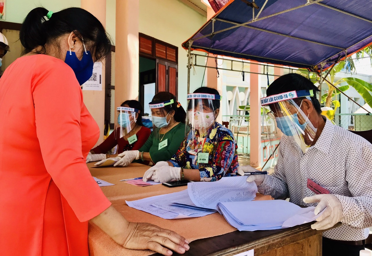 Cán bộ phụ trách công tác bầu cử tại các khu vực bỏ phiếu ở Duy Xuyên được trang bị kính chống giọt bắn phòng chống dịch Covid-19.