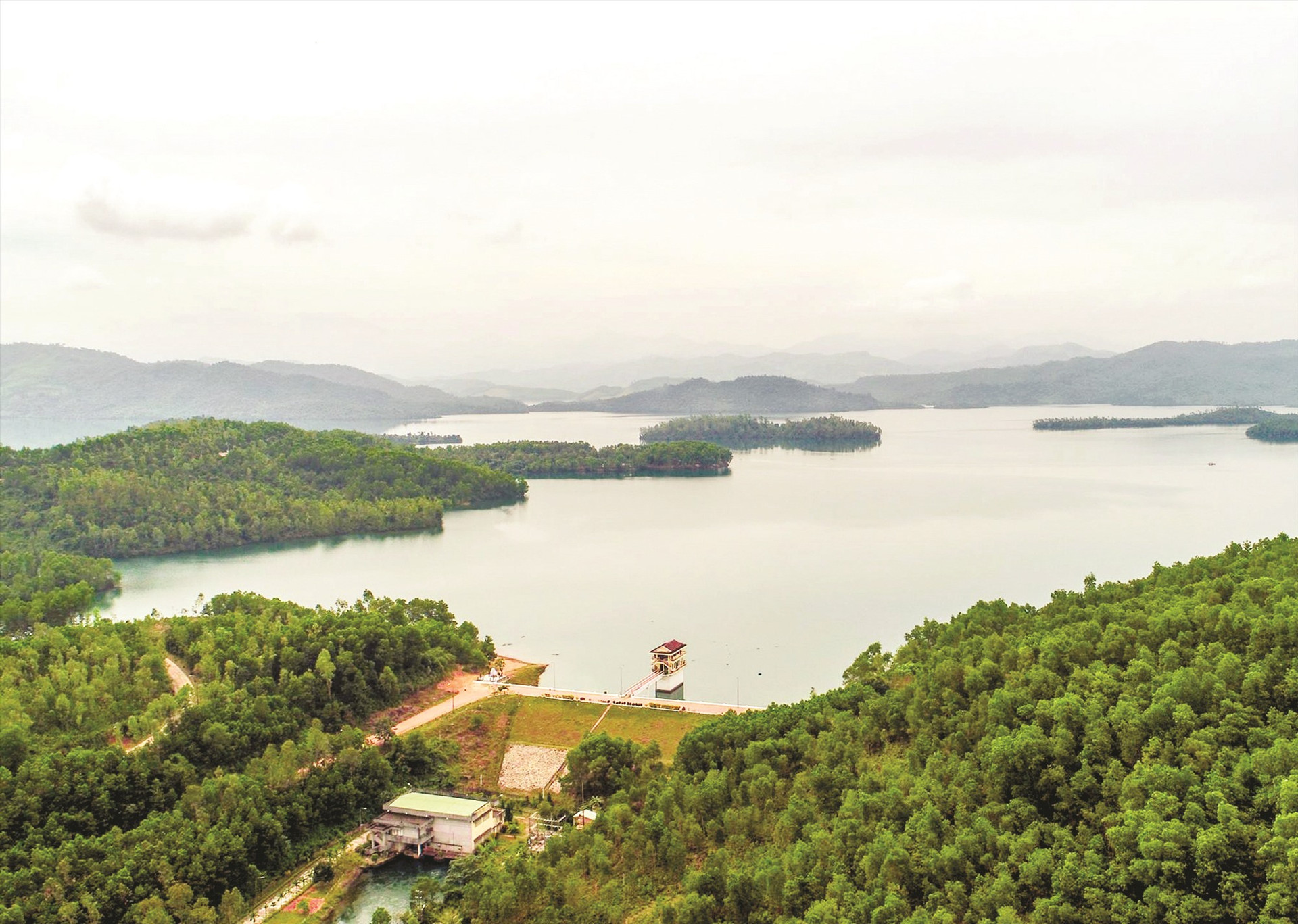 Trong khuôn khổ hoạt động REDD+, dự án Trường Sơn Xanh đã xây dựng bản đồ rủi ro mất rừng cấp độ cao cho Quảng Nam. TRONG ẢNH: Rừng phòng hộ ở khu vực lòng hồ Phú Ninh. Ảnh: PHƯƠNG THẢO