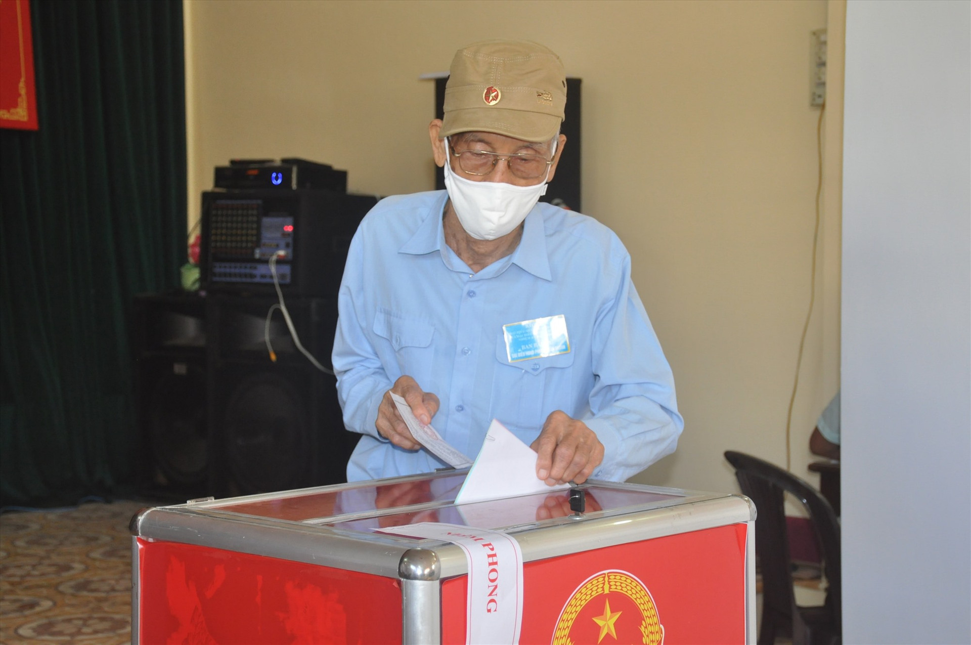Đại diện cử tri cao tuổi, ông Nguyễn Phú bỏ lá phiếu bầu cử đầu tiên tại khu vực bỏ phiếu số 7 (khối phố Mỹ Thạch Tây, phường Tân Thạnh, TP.Tam Kỳ). Ảnh: N.Đ