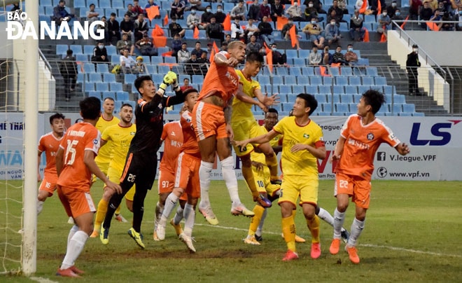 Trước khi dịch bệnh bùng phát, ngành thể dục - thể thao thành phố cũng đã thực hiện khuyến cáo 5K của Bộ Y tế trong quá trình tổ chức các trận thi đấu bóng đá trên sân Hòa Xuân. Ảnh: ANH VŨ